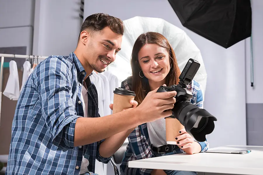 pessoas-olhando-juntos-em-uma-camera